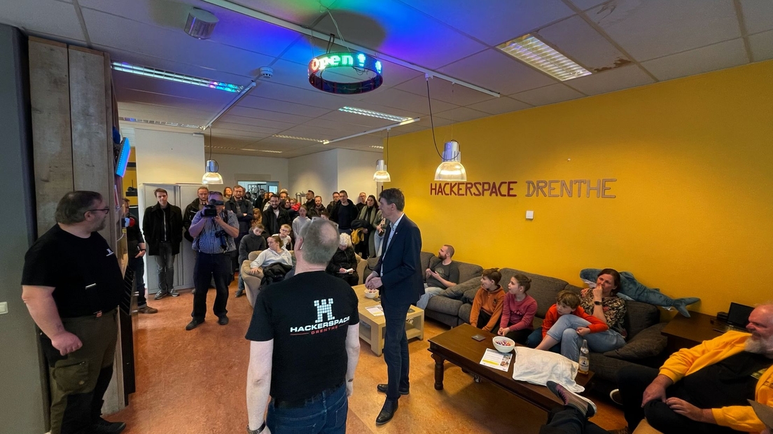 foto van de opening van de hackerspace doo de wethouder, op 1 april 2022